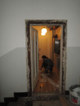 Demontáž starých dveří a zárubní